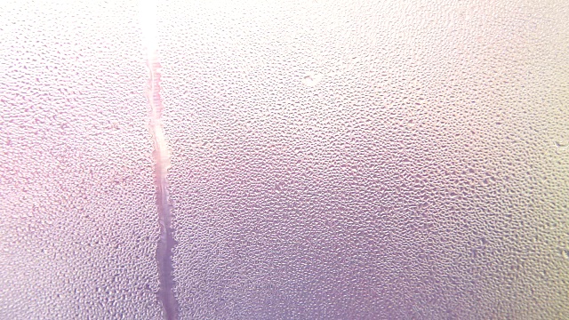 雨水滴在窗户玻璃上-全高清。视频下载