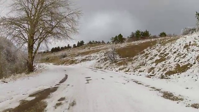 冬天穿过丘陵地带的老路，GoPro视频下载
