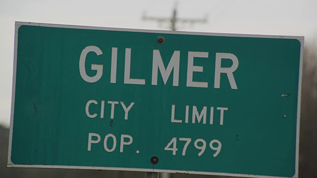 德克萨斯州吉尔默市限制高速公路标志。人口4799人。视频素材