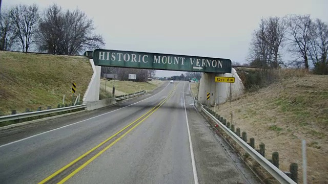 德克萨斯州历史Mount Vernon附近的汤姆拉姆齐37号高速公路上的铁路立交桥下。视频素材