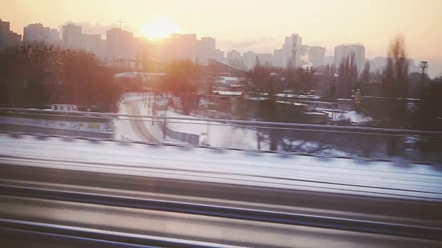 从火车窗口看到的城市景观视频素材