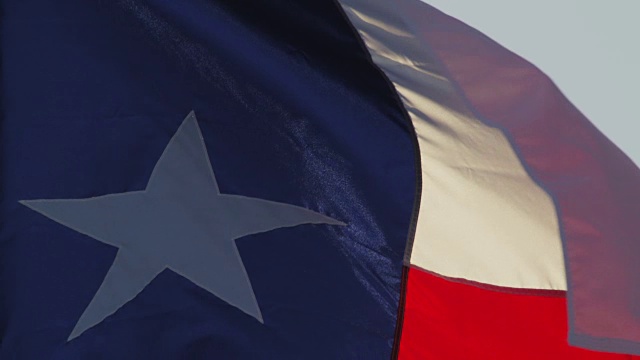 德州国旗在慢动作中摇摆的极端特写。视频下载