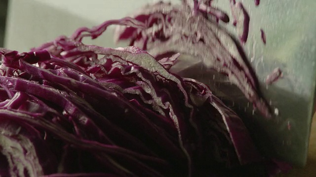 切紫色的卷心菜视频下载