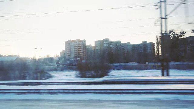 从火车窗口看到的城市景观视频素材