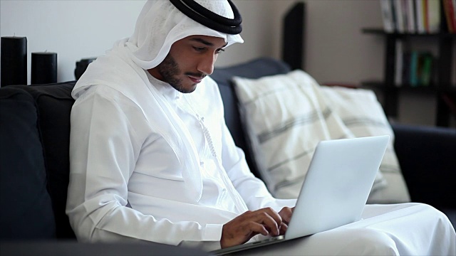 中东人使用笔记本电脑视频下载