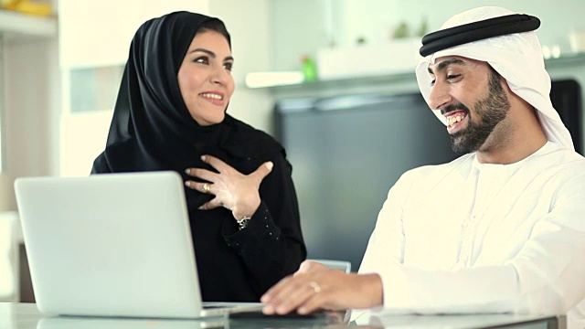 阿拉伯夫妇计划用笔记本电脑去国外度假视频下载