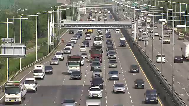 江边本诺高速公路上的交通情况视频素材