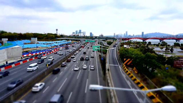 韩港滨江地区城山大厂大桥附近江边本诺高速公路上的交通情况视频素材