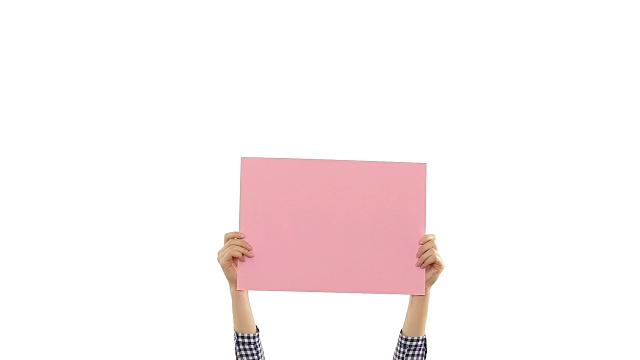 年轻女子的手上拿着一张粉红色的空白牌。视频素材