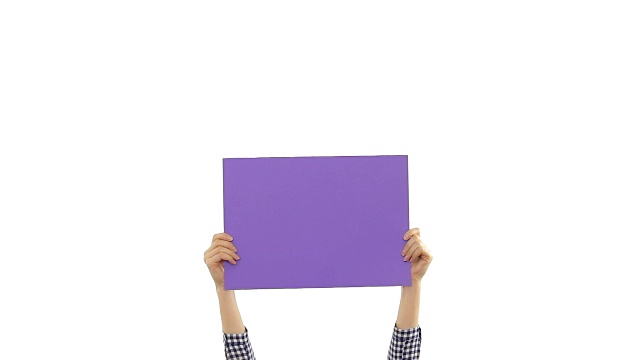 年轻女子的手上拿着一张紫色的空白牌。视频素材