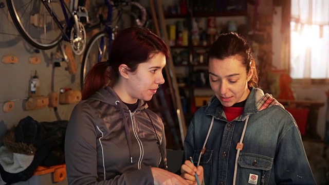 女性在商界，在车库里工作视频素材