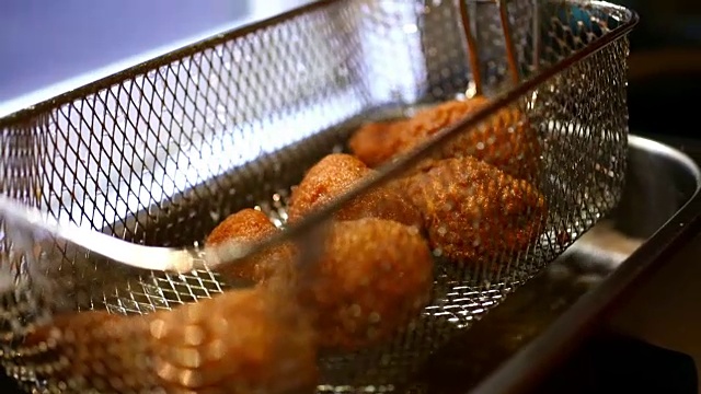 在油锅里炸的鸡。视频素材