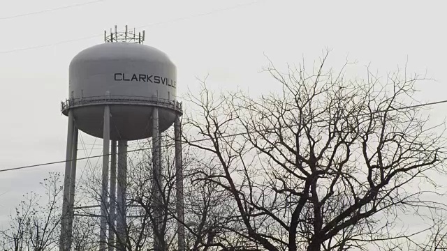 “克拉克斯维尔”小镇的乡村水塔。视频素材
