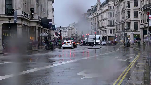 一场大雨从试剂街落下视频素材