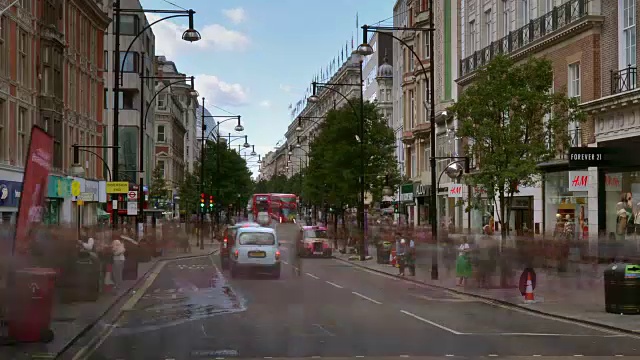 长时间曝光的快速移动的交通和行人通过牛津街伦敦视频素材