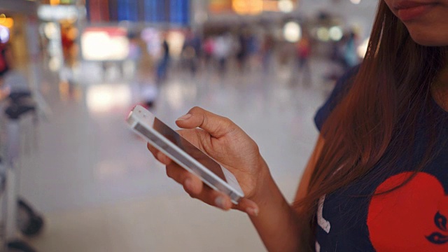 女商人在等待航班时触摸智能手机视频素材