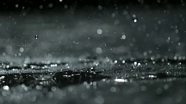 雨在黑色视频素材