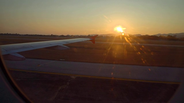 日落时分飞机起飞视频素材