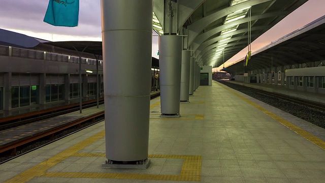 高清火车站的平移时间视频下载