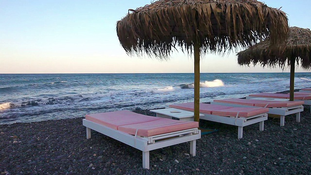 HD:沙滩上的太阳椅视频素材