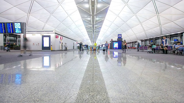高清时间镜头:香港机场离境大堂的旅客拥挤视频下载