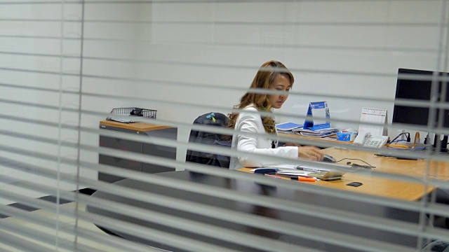 4K:女商人坐在办公桌上视频下载