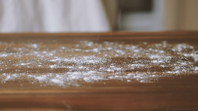 往切菜板上撒面粉视频素材