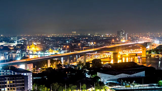 在泰国曼谷，横跨湄南河的大桥的夜间时间与汽车交通视频素材