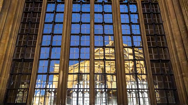阳光透过牛津大学神学院的窗户-时光流逝视频素材
