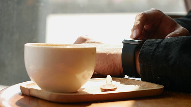 4K:在咖啡店使用智能手表视频下载