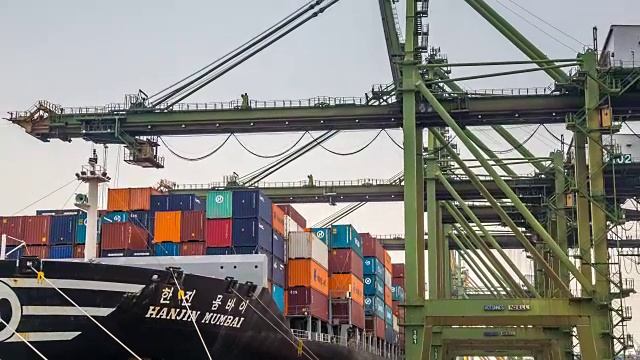 4K延时拍摄:在新加坡船厂码头工作视频下载