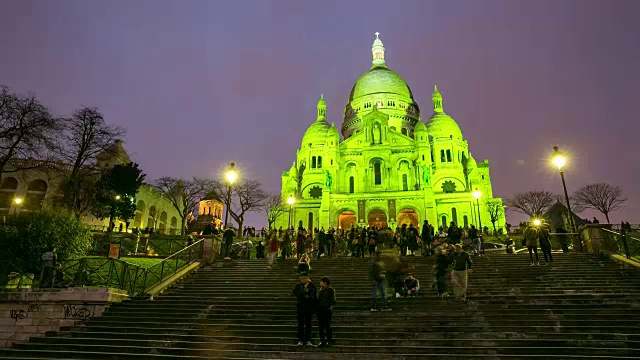 4K延时:巴黎蒙马特圣心大教堂黄昏视频素材