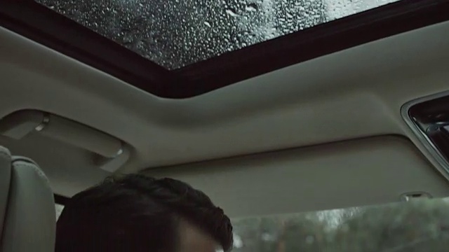一个坐在车里沉思的人的肖像视频素材