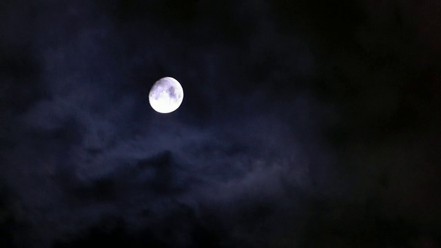 阴森森的月亮在掠过的云之间视频下载