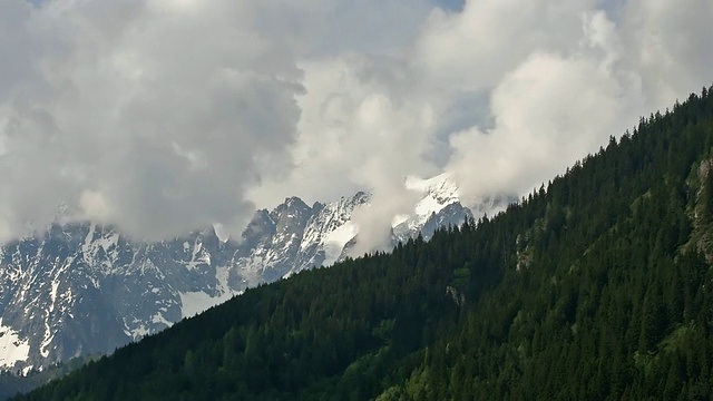 时间流逝:意大利阿尔卑斯山的云景视频下载
