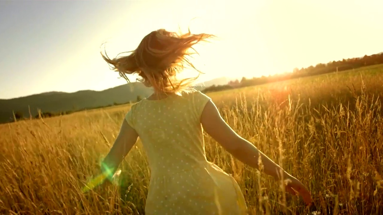 MS TS SLO MO Girl Running In Field At Sunset视频下载