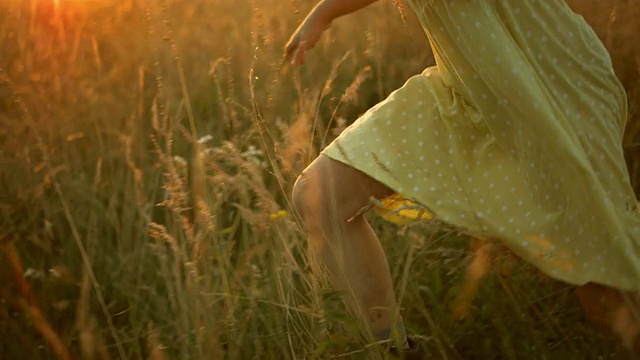 慢动作的女孩在草地上奔跑视频素材