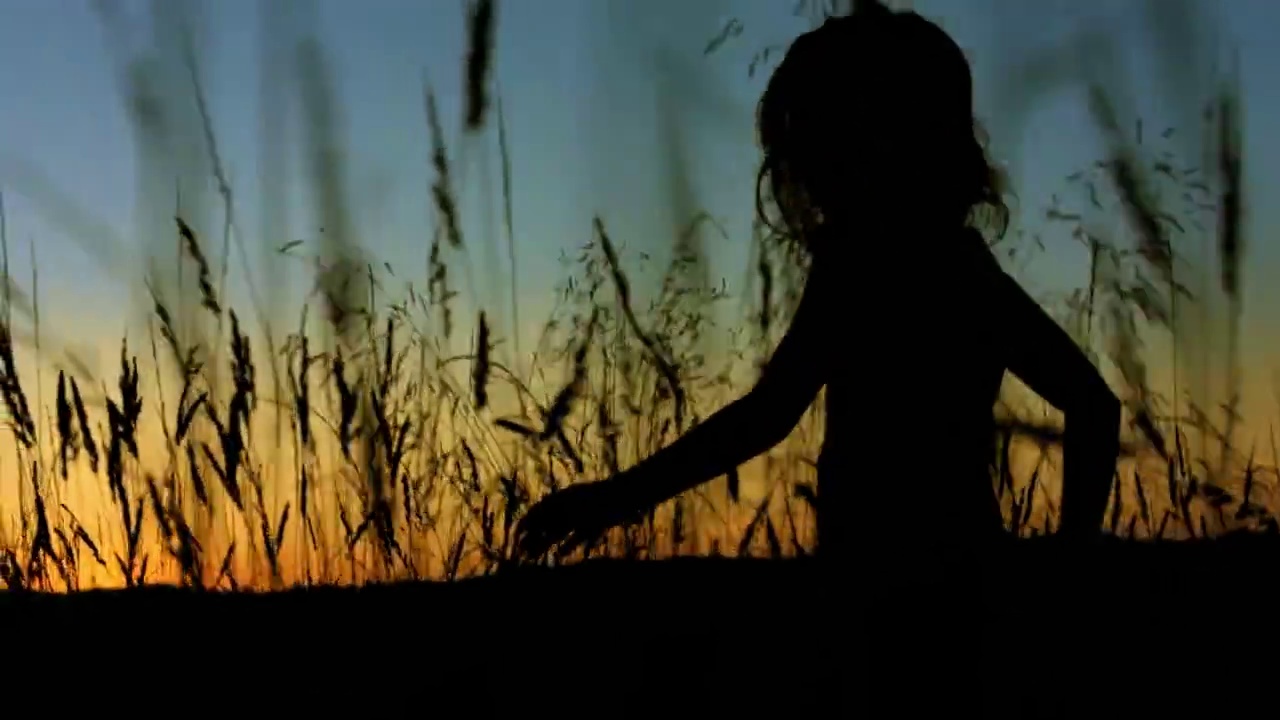 LA TS SLO MO Girl Running In The Sunset视频素材