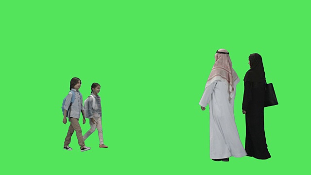 穿着传统服装的阿拉伯家庭散步视频素材