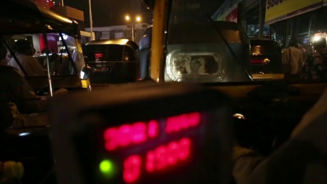 孟买人力车上的计价器视频下载