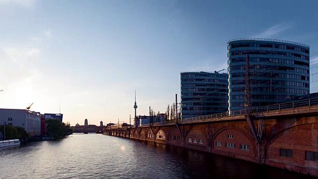 施普雷河的柏林天际线视频下载