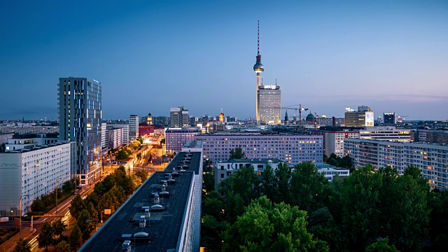 柏林市景与电视塔，柏林市政厅，亚历山大广场在美丽的日落时光流逝视频下载