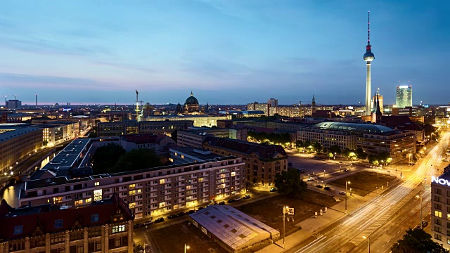 日落时柏林东部城市景观与电视塔视频下载