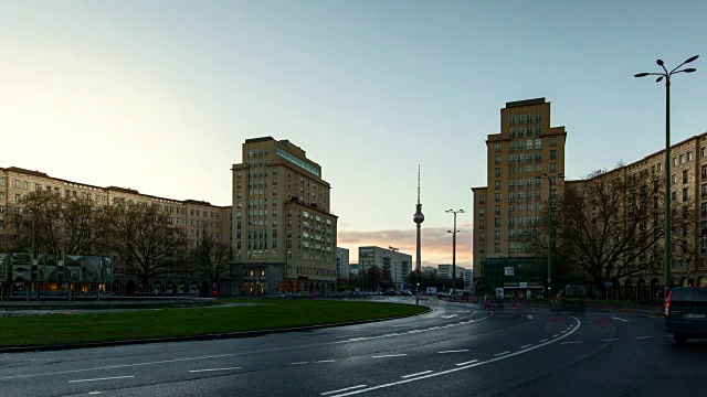 日落时分，柏林史特劳斯伯格广场和电视塔的交通高峰期视频下载
