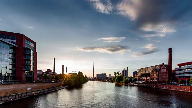 施普雷河和电视塔在日落时的柏林视频下载