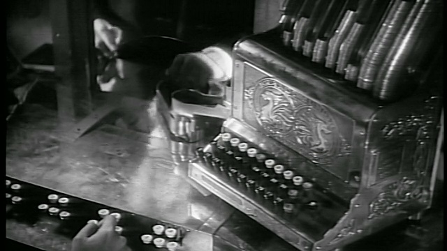 20世纪30年代，一名女子在影院售票处向顾客递票视频下载