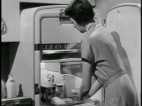 20世纪50年代的小型家庭主妇装杂货/工业用冰箱视频下载