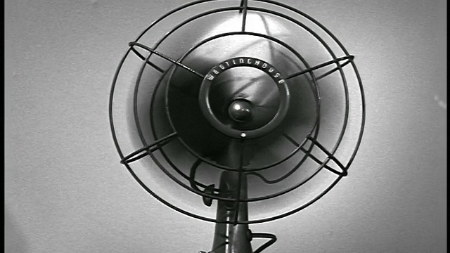 1955年B/W近女人的手切换桌面旋转风扇/工业视频下载
