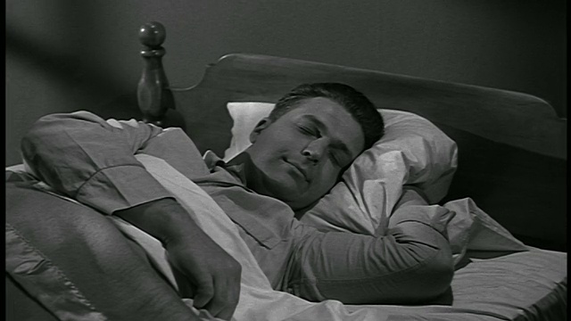 1954年，一个男人在床上睡觉视频素材
