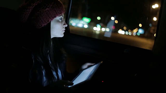 有个年轻女人在车里用平板电脑。视频素材
